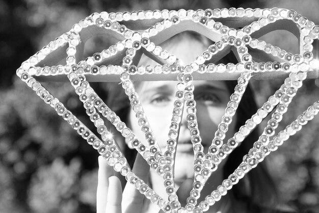"Leilão de Traje Icônico de Britney Spears Revela Conexão Emocional e Impacto Cultural na Música e Moda"