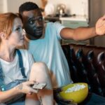 "Como a Música Pop Está Transformando a Experiência Emocional em Reality Shows: Uma Análise do Caso 'Love Is Blind'"