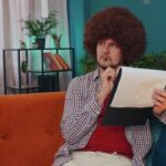 "Senador Cory Booker e RuPaul: A Conexão Familiar que Surpreendeu a Internet e Revela Histórias de Justiça Social"