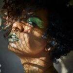 "Exposição 'Belezas Valentes': Como Zanele Muholi Reinventa a Narrativa Visual da Comunidade LGBTQIA+ Sul-Africana no Brasil"