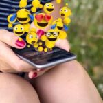 "Atualização do iOS 18.4: Novos Emojis e Recursos de Inteligência Artificial Transformam a Experiência do Usuário"