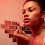 "Fenty Beauty Lança Gloss Bomb Oil: O Que Há de Novo na Linha de Beleza de Rihanna?"