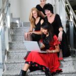 "Reencontro Emocionante: Idina Menzel e Kristin Chenoweth Retornam aos Palcos da Broadway e Celebram Amizade em Performance Memorável"