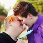 "Ruby Wax Revela Como Relacionamentos com Homens e Experiências na Comunidade LGBT Moldaram Sua Visão sobre Amor e Saúde Mental"