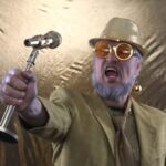 "Elton John Revela Desafios da Cegueira em Entrevista: Como a Experiência Transformou Sua Perspectiva Sobre a Vida e a Família"