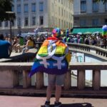 "Desafios e Iniciativas: Como a Green Line e as Políticas de Inclusão Impactam a Comunidade Queer em Melbourne"