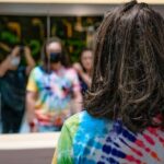 "Como a peça 'Névoa' de Michael Perlman Revela as Feridas do Bullying e da Homofobia na Comunidade LGBTQIA+ Brasileira"