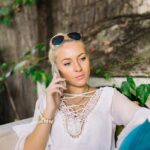 "Swarovski e Ariana Grande: Como a Nova Campanha de Primavera-Verão 2025 Explora a Metamorfose e a Individualidade Através das Joias"