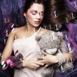 "Ariana Grande e Swarovski: Como a Nova Coleção 'Mathemagical' Une Estilo, História e Autoexpressão"