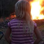 "Controvérsia no Big Brother UK: Comentários de Mickey Rourke sobre JoJo Siwa levantam debate sobre homofobia e respeito no reality show"