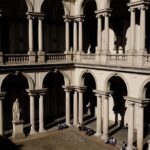 "Es Devlin Revela 'Library of Light': A Instalação que Une Cultura e Design em Milão"