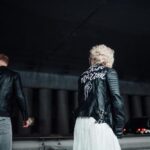 "Madonna e Elton John: O Encontro que Revela os Bastidores de uma Marca de Jaquetas de Couro em Fall River"