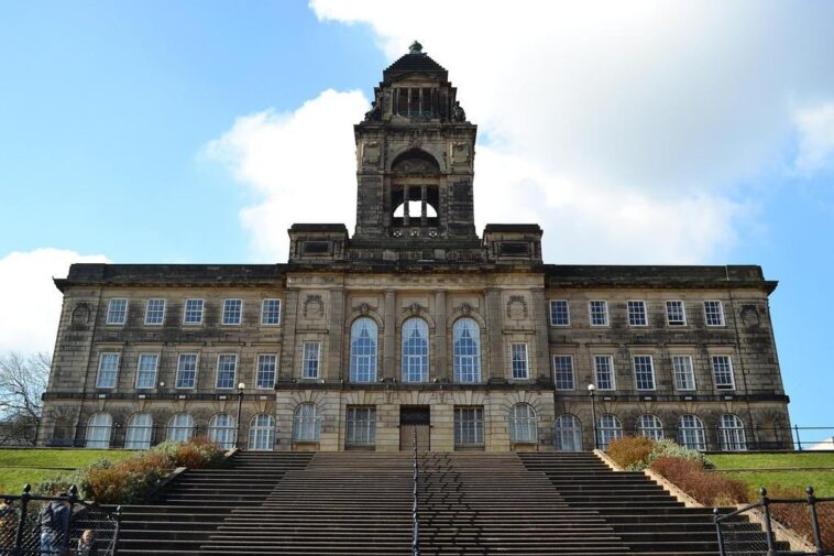 Homem de Liverpool Recebe Pena Suspensa por Linguagem Homofóbica em Delegacia: O Que Isso Significa para a Comunidade LGBT?