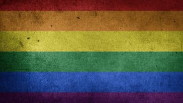 Debate em Końskie: A Bandeira LGBT Que Mudou o Tom da Disputa Eleitoral entre Candidatos Poloneses