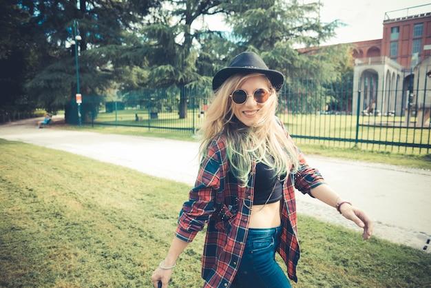 "Madonna Pedala pelo Central Park: Como a Rainha do Pop Mantém sua Saúde e Estilo em Meio a Desafios"