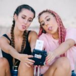 "Declarações de Bella Thorne sobre Mickey Rourke: Acusações de Abuso e Humilhação nos Bastidores de 'Girl'"
