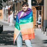 "Protesto Cinza em Budapeste: Como Manifestantes Usaram Humor para Desafiar a Repressão aos Direitos LGBTQIA+"