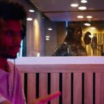 "Como 'Hotel Reverie' de Black Mirror Explora o Amor Queer e a Realidade em um Mundo Dominado pela Tecnologia?"