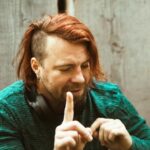 "Mickey Rourke e a Controvérsia no 'Celebrity Big Brother UK': O Que Sua Saída Revela Sobre Comportamento e Responsabilidade na Mídia"