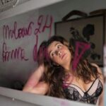 "Elena Velez e a Revolução da Moda: Como a Designer Busca Libertar sua Criatividade no OnlyFans"