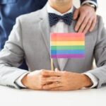 "Juíza da EEOC Desafia Diretrizes de Discriminação e Levanta Questões sobre Direitos LGBTQ+ em Meio a Tensão Política"