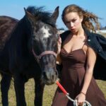 Do cowboy boots ao chapéu Stetson, celebs como Bella Hadid e Beyoncé inspiram o movimento horse girl com muita autenticidade e charme