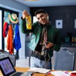 Moda periférica: o poder transformador das narrativas fora do centro 12 Descubra como a moda das periferias desafia padrões, abraça a diversidade e inspira a comunidade LGBTQIA+ com histórias de resistência e liberdade.