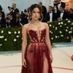 Rihanna e seus looks icônicos que marcaram o Met Gala 13 Do clássico ao ousado, conheça os visuais que fizeram Rihanna brilhar no tapete vermelho do Met Gala