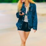 Cantora mostra estilo autêntico e empoderado com hot pants e jaqueta de couro na Páscoa