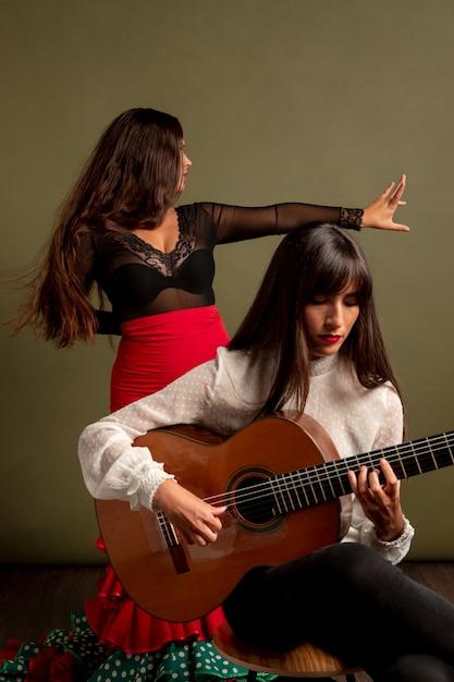 Evento celebra o poder feminino na música latina com prêmios para Anitta e Selena Gomez