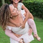 Cantora se sente mais confiante após duas gestações e inspira orgulho corporal para a comunidade queer