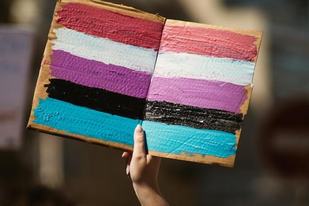 Uma coletânea de poesias subversivas que celebram prazer, luta e a existência queer em tempos difíceis