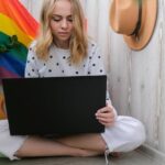 Ex-BBB brinca com o público LGBTQIA+ em vídeo e divide opiniões entre fãs e críticas nas redes sociais