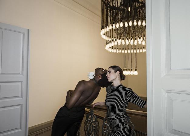 Relembre os momentos mais memoráveis e cheios de atitude que fizeram o Met Gala brilhar no coração da cultura pop