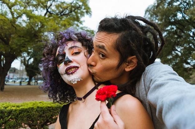 A atriz e Renan Machado curtiram juntos show de Lady Gaga na Praia de Copacabana, em clima de muita sintonia e afeto