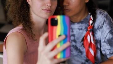 Atriz reflete sobre romance LGBTQ+ na série e destaca importância da representatividade para a comunidade queer