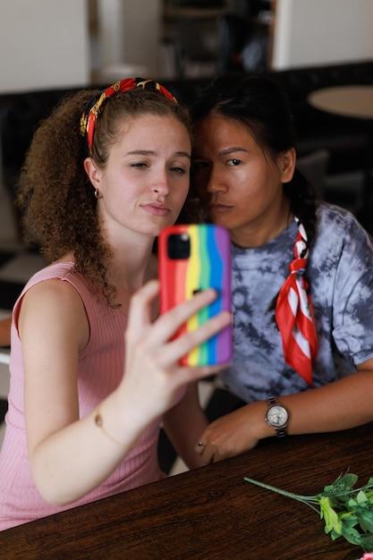 Atriz reflete sobre romance LGBTQ+ na série e destaca importância da representatividade para a comunidade queer
