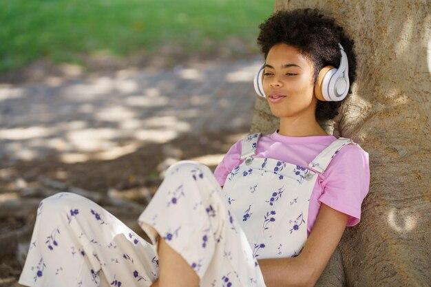 Cantora compartilha com amor e humor sua rotina como mãe de RZA e Riot, encantando fãs LGBTQIA+