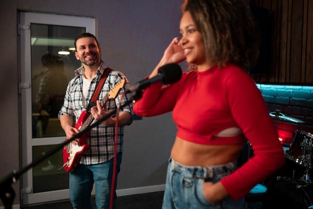 Colaboração inesperada no álbum Still Blooming celebra conexões musicais e afetivas