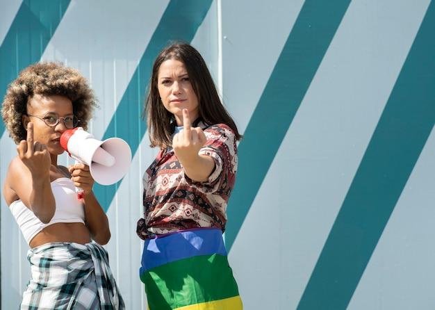 Organizações femininas denunciam postura da líder que prejudica direitos trabalhistas de pessoas trans e LGBTQIA+