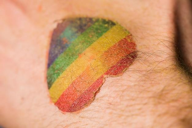 Ícone da justiça britânica, Etherton transformou a história dos militares LGBTQ+ com seu relatório pioneiro