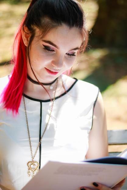 Apresentadora se posiciona sobre briga virtual envolvendo adolescente e pede mais respeito online