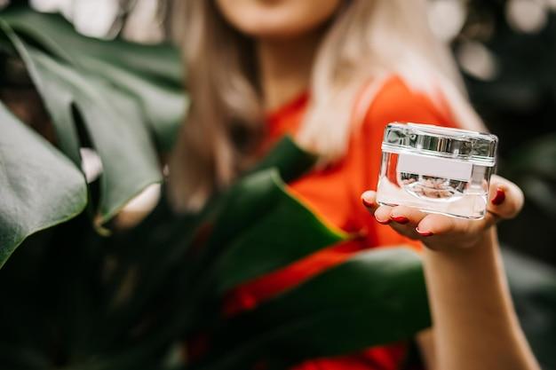 Rapper Ice Spice é a nova estrela do portfólio de perfumes da Revlon, conquistando a geração Z com autenticidade e estilo.