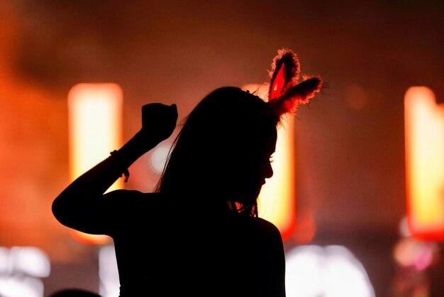 Explosão após concerto em Manchester Arena transformou festa em tragédia, com vítimas majoritariamente jovens e famílias