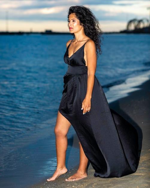 Grávida do terceiro filho, Rihanna brilha em Cannes com look ousado e celebra o amor com ASAP Rocky