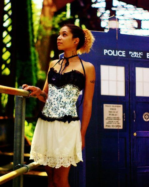 Rainha do pop encanta fãs em Londres com trajes de tirar o fôlego e muita representatividade.