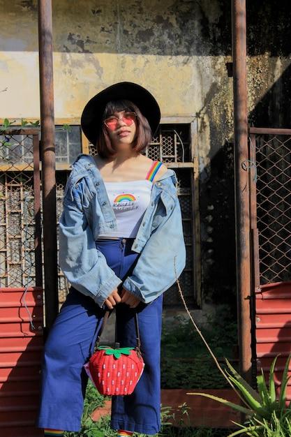 Denim personalizado com cristais Swarovski destaca o estilo cowboy moderno da diva no palco