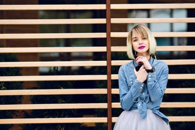 De estrela do TikTok a ícone da música e da moda, Addison Rae conquista com looks ousados e atitude autêntica