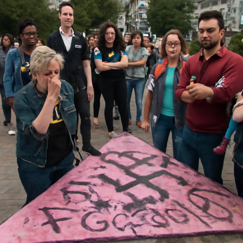 Símbolo histórico do orgulho LGBTQIA+ é alvo de ataque e reforça luta por respeito e memória em San Francisco, EUA