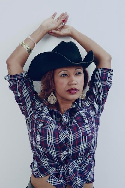 A rainha do rap celebra a turnê Cowboy Carter com estilo western e muita atitude no palco em Paris, França